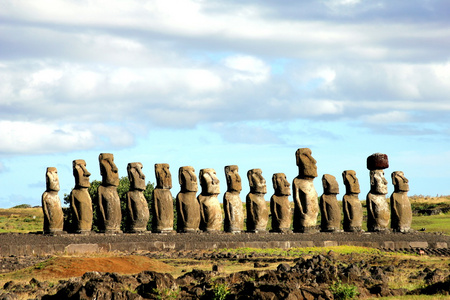 在阿胡汤加里基岛，复活岛内陆地区面临的十五个石像