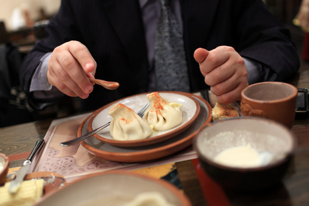 男子洒与黑胡椒 khinkali