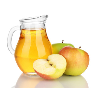 充分 jug 的苹果汁和苹果上白色隔离