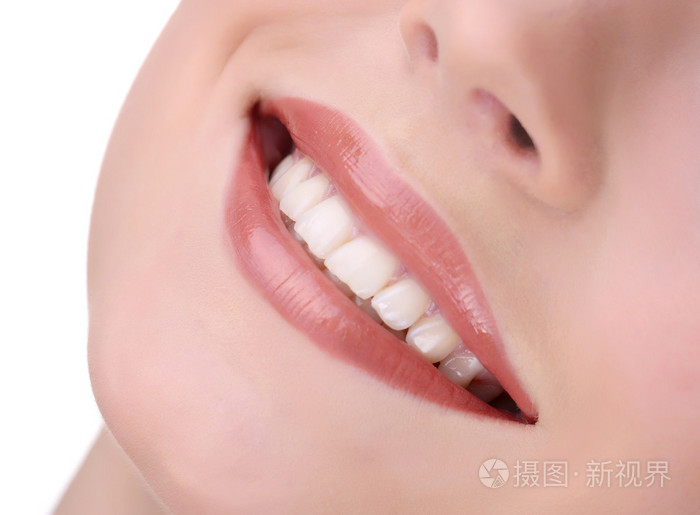与白色背景上孤立的牙齿微笑的女人照片-正版商用图片1bo4xb-摄图新