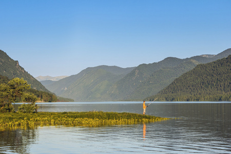 美丽风景的高山湖与渔夫