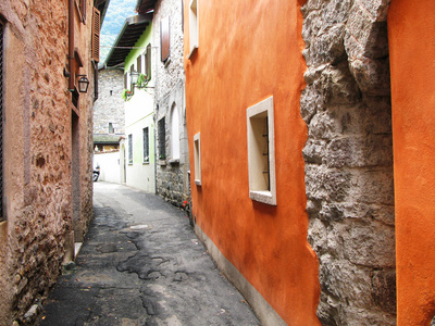 狭窄的街道右岸。意大利