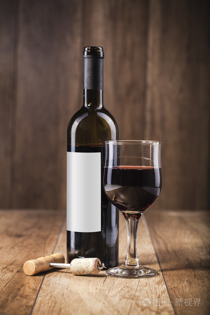 木制背景静物图像上的红酒照片-正版商用图片1bo6yg-摄图新视界