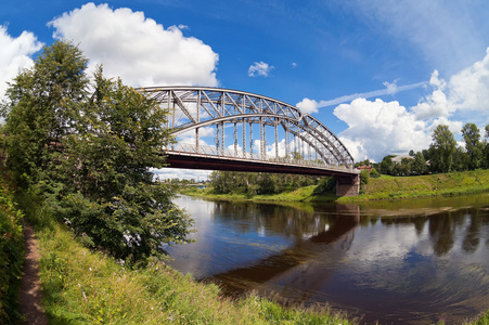上河姆斯塔钢拱桥。俄罗斯诺夫哥罗德地区