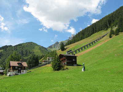 在 muerren，著名的瑞士滑雪度假村在施山铁路公路