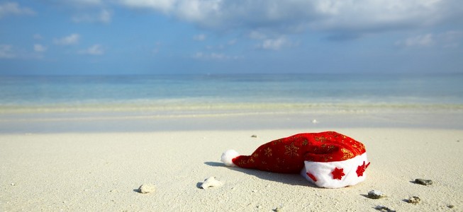 在海滩上的圣诞帽子