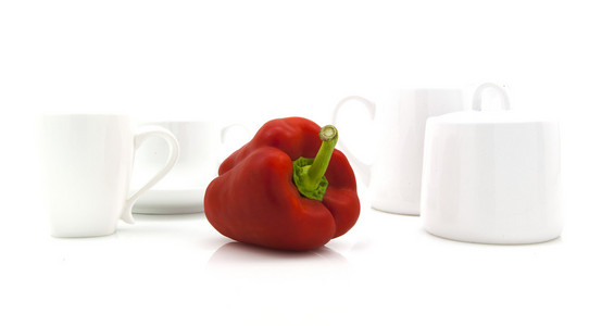 红辣椒在现代白色厨房设置