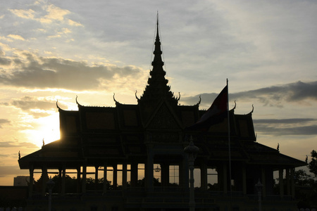 月光 pavailion ar 日落 皇家宫殿，金边，柬埔寨的剪影