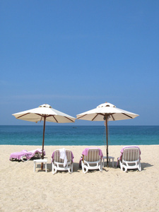 太阳伞和椅子在普吉岛的沙滩上