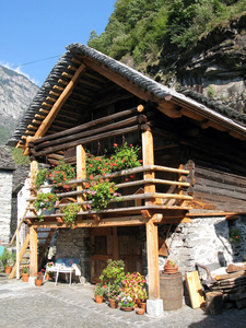 在 bignasca，南部瑞士的木房子