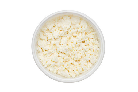 在白色背景上孤立的塑料容器中的奶酪