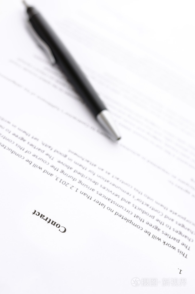 合同和一支笔的特写