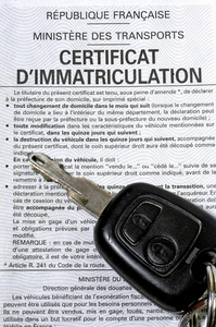 车上的法国注册证明书的关键图片