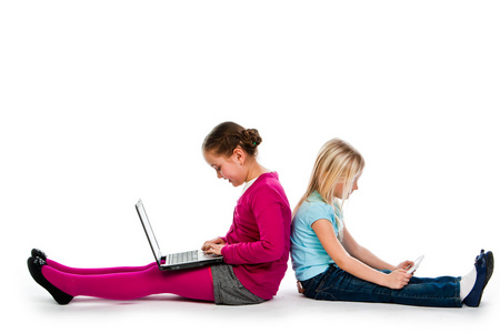 两个女孩与笔记本电脑