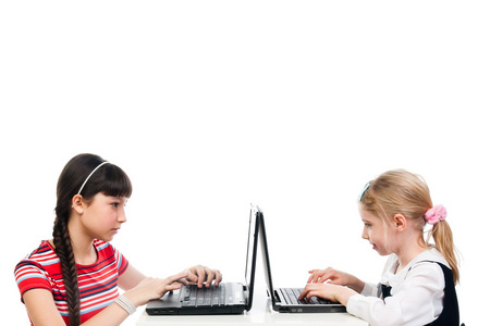 两个女孩与笔记本电脑