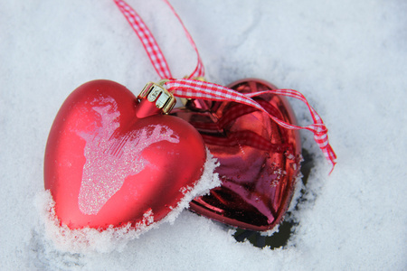 在雪中的红色和白色的心饰品