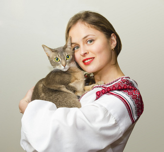 美丽的年轻女子在乌克兰国家血凝块的肖像