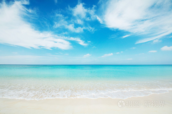 日本在冲绳县的干净的白色海滩