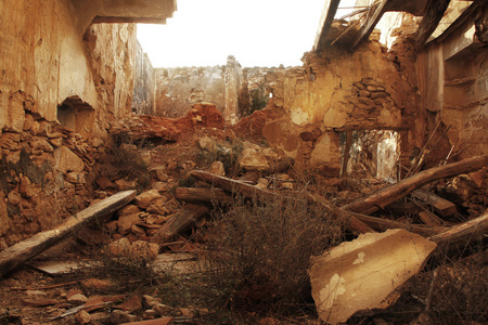 老损毁的房子在地震中被毁