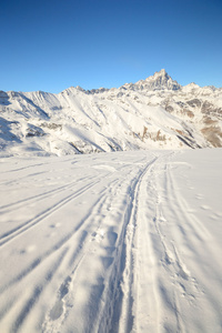 在意大利阿尔卑斯山的滑雪旅游