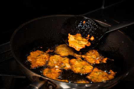 新鲜炒的 pakora，洋葱 bhaji