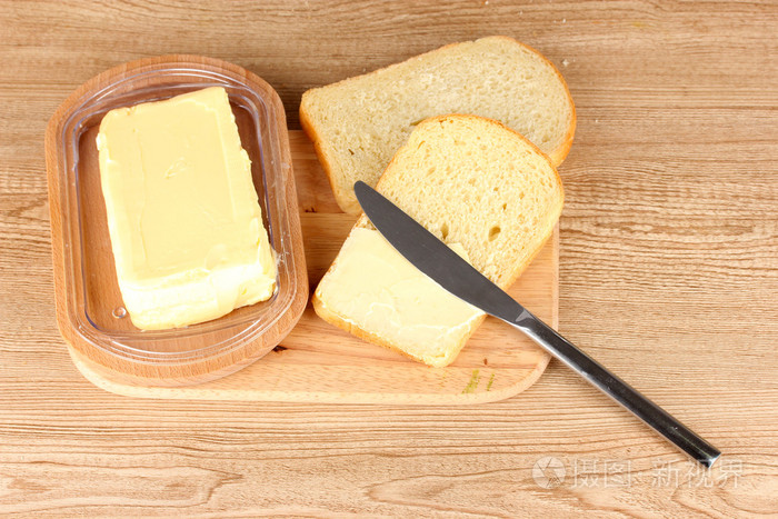 面包与植物油木制背景上