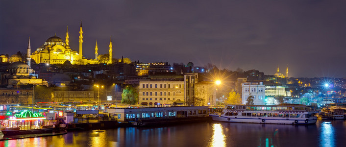 艾敏在晚上与苏莱曼清真寺，伊斯坦布尔，土耳其的全景视图