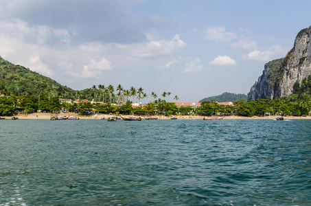岸边的安达曼海的岩石。泰国甲米