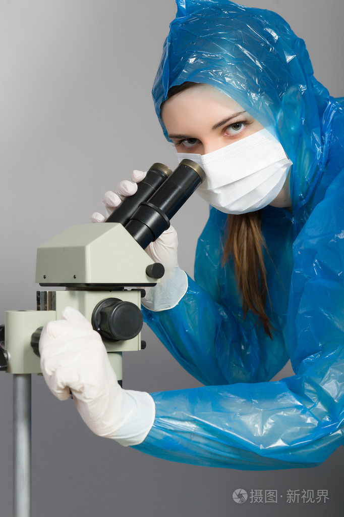 通过显微镜看到的女孩