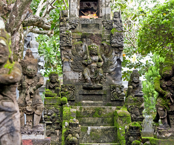 传统巴厘岛龙怪物安全的寺庙，巴厘岛