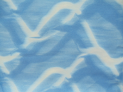背景。特写。人工的蓝色和白色丝绸用无缝抽象图案