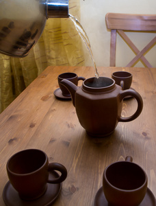 紫砂壶和木桌上的杯子图片