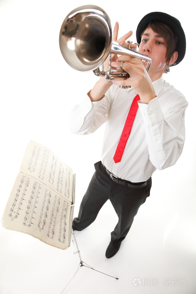 吹喇叭的一个年轻男子的画像