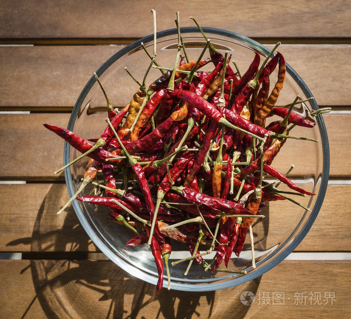 在木桌上一碗干西西里人红辣椒