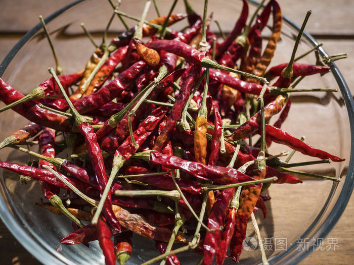 在木桌上一碗干西西里人红辣椒