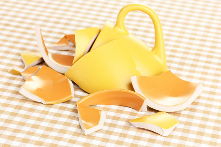 可爱的灰色猫咪打碎一个杯子后感到内疚破的杯子中国普洱茶老挝岔头在