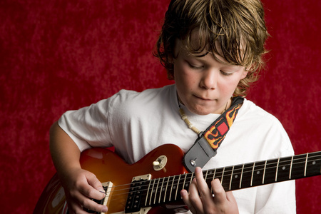 儿童摇滚明星扮演电吉他儿童音乐家在舞台上表演才艺展示多彩的矢量