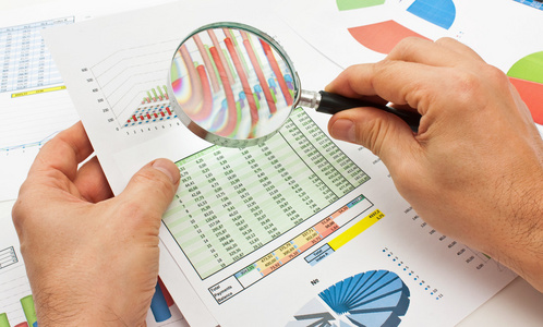 手放大镜和纸照片