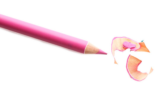 化妆品铅笔和刨花，孤立在白色