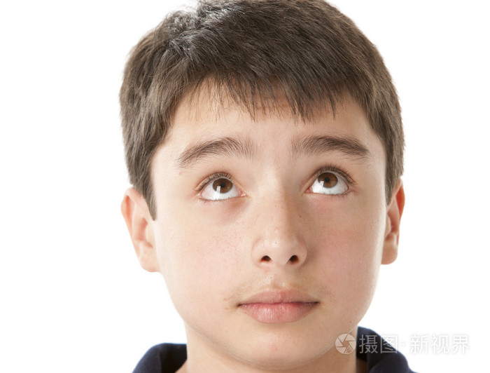 青春期的男孩向上看