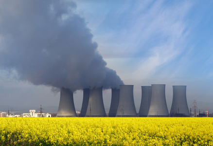 核发电厂与黄色字段和大蓝云