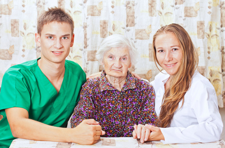 老年妇女和年轻的医生