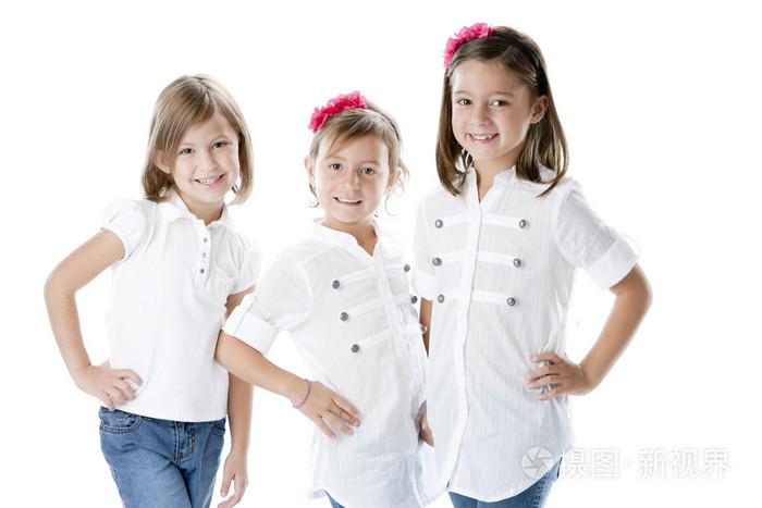全长形象的三个微笑的小女孩照片-正版商用图片1bpawz-摄图新视界