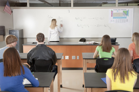 学校的科学。老师指导学生