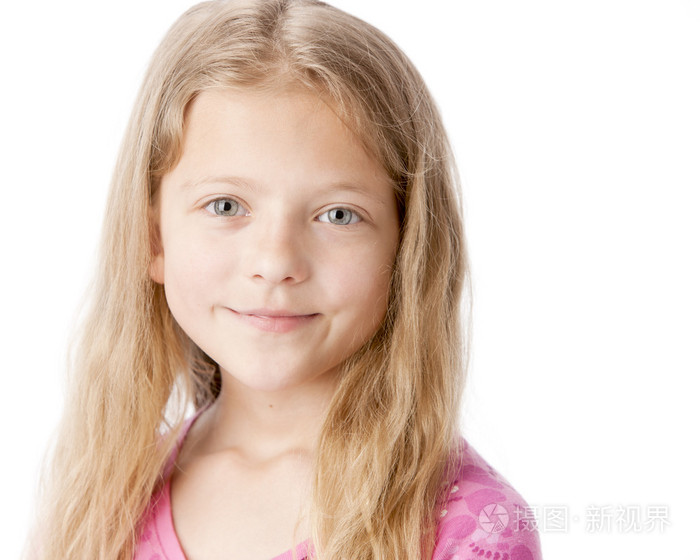 真实白种人微笑的小女孩