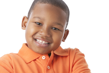 灿烂的笑容的非洲裔美国小男孩的形象