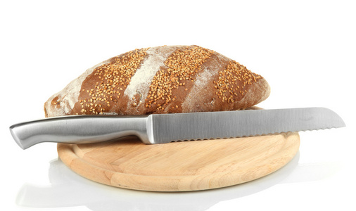 面包与芝麻籽和孤立在白色的木制板上刀