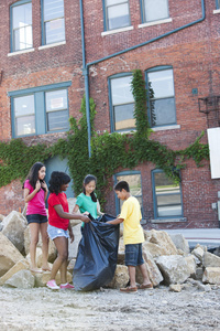 群捡垃圾在市区不同族裔的儿童