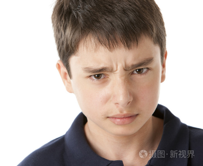 青春期的男孩带着愤怒的表情