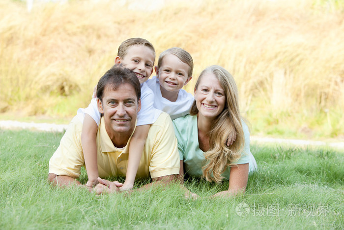 真实.白种人家庭户外与母亲, 父亲和两个儿子